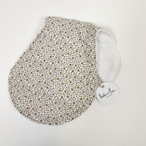 Madeleine-et-Marie-vetement-Allaitement et grossesse-bavoir d'épaule bébé anti régurgitation blanc fleurs bleues