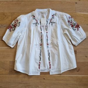 Madeleine & Marie Vetements grossesse Allaitement Blouse New Dehli brodee vue face