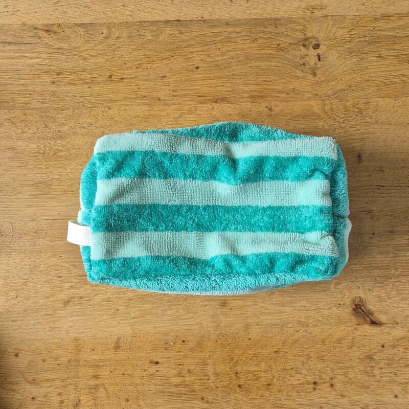 Madeleine et Marie vetements grossesse allaitement trousse de toilette raye vert vue face