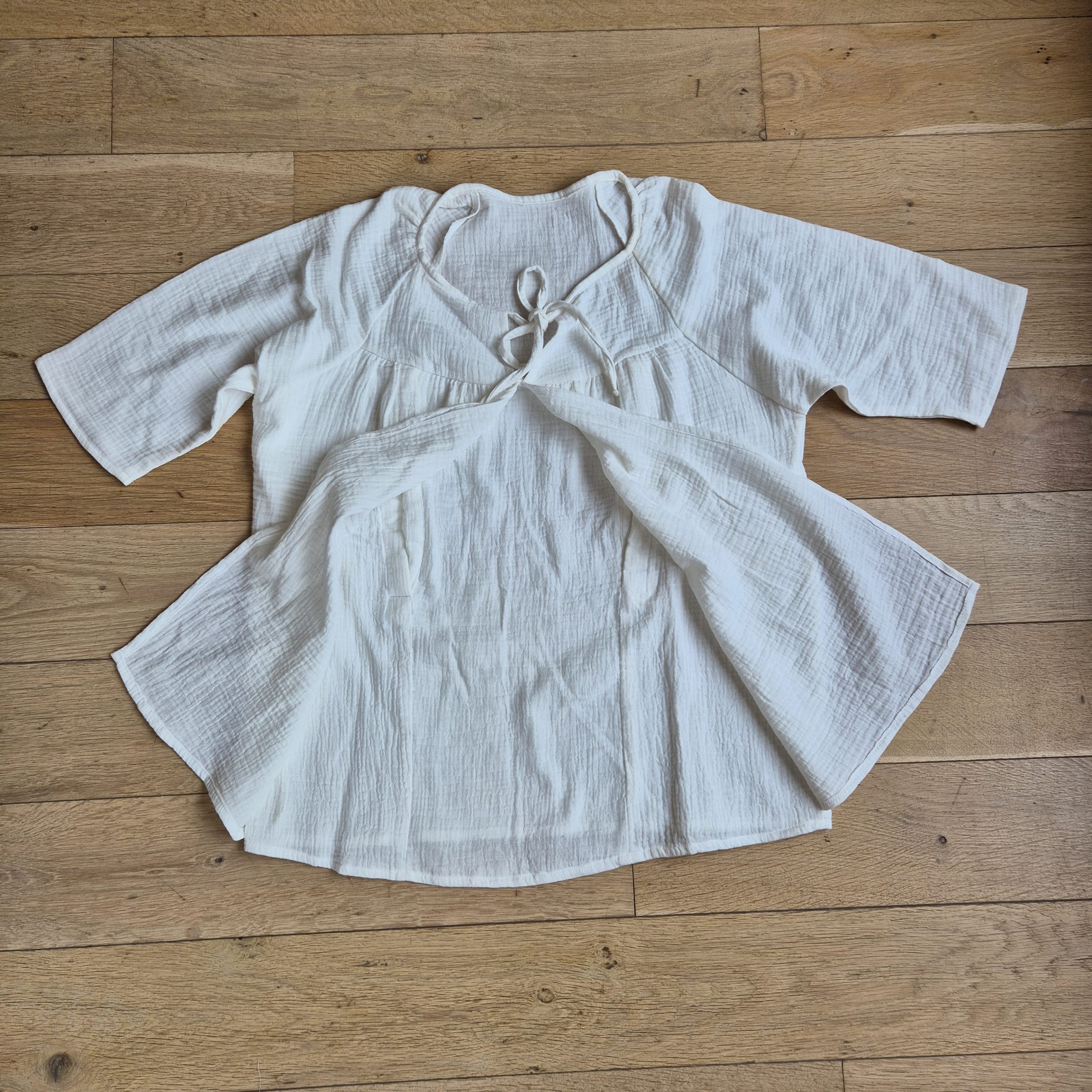 Madeleine & Marie Vetements grossesse Allaitement Blouse Manon ecru échantillon vue ouvertures