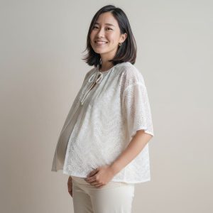 Madeleine & Marie Vetements grossesse Allaitement blouse dentelle polyester vue ouv sur mannequin IA