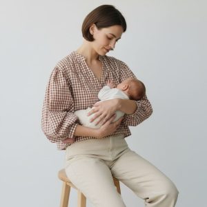 Madeleine & Marie Vetements grossesse Allaitement Blouse seersucker beige vue ouvertures Mannequins IA