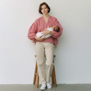 Madeleine & Marie Vetements grossesse Allaitement Blouse seersucker rouge vue ouvertures Mannequins IA